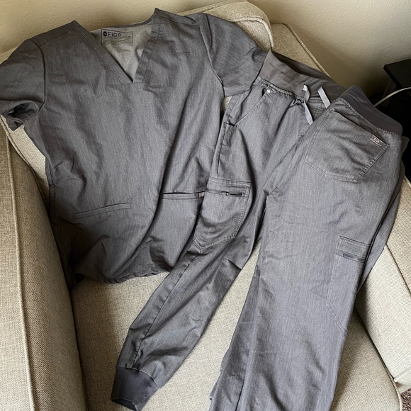 Figs gray TOPS - Picture 1 of 1